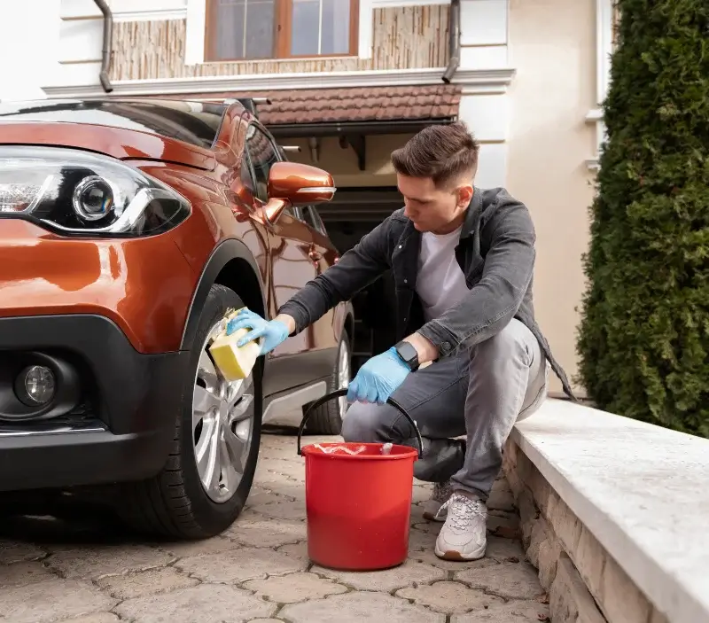 Lavage auto à domicile Bernos-Beaulac : professionnel intervenant sur un véhicule